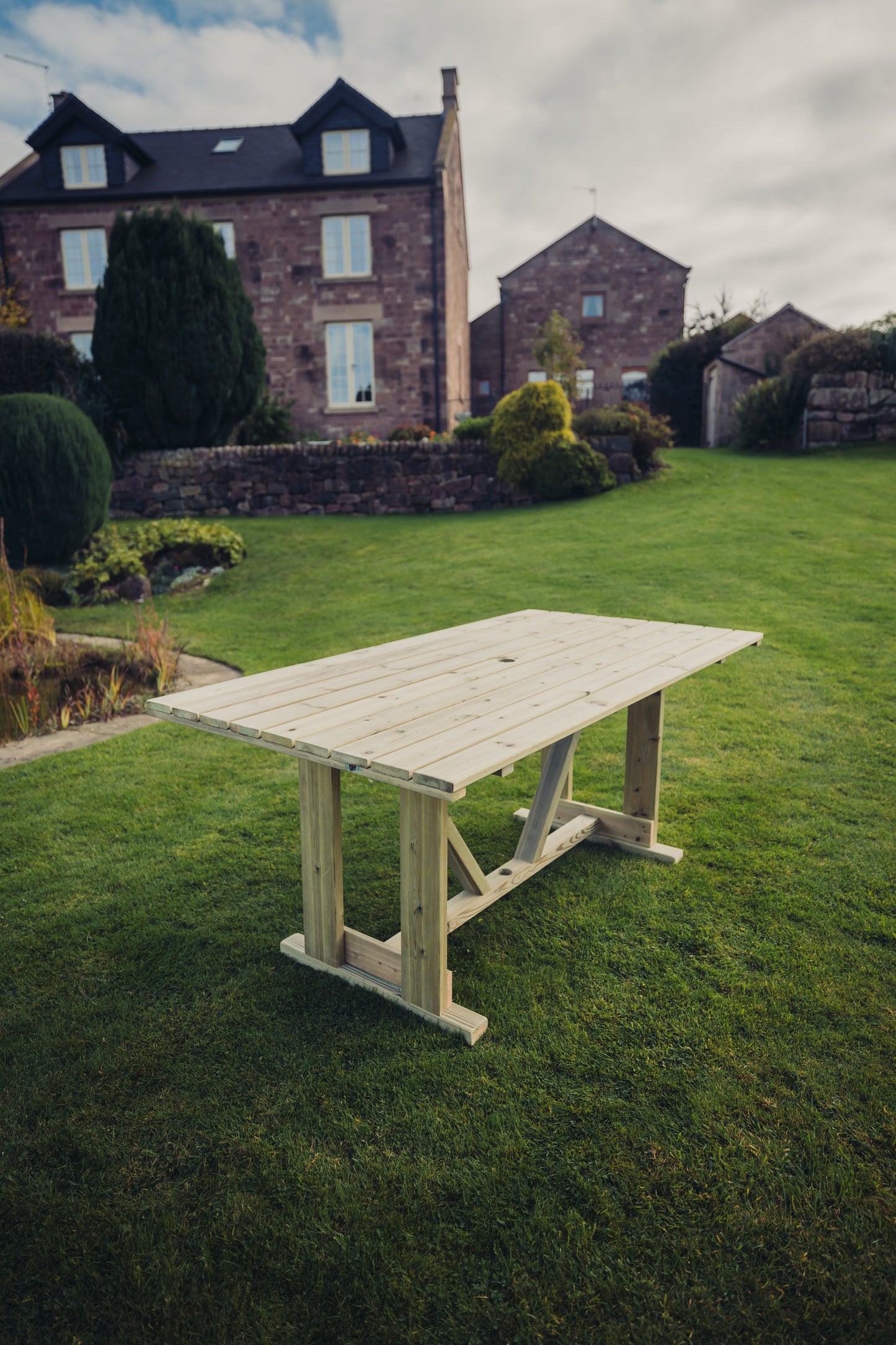 Clover Garden Table by Churnet Valley - CL0T01